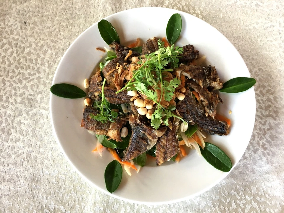 Món cá thòi lòi trộn cùng gỏi lá lìm kìm3